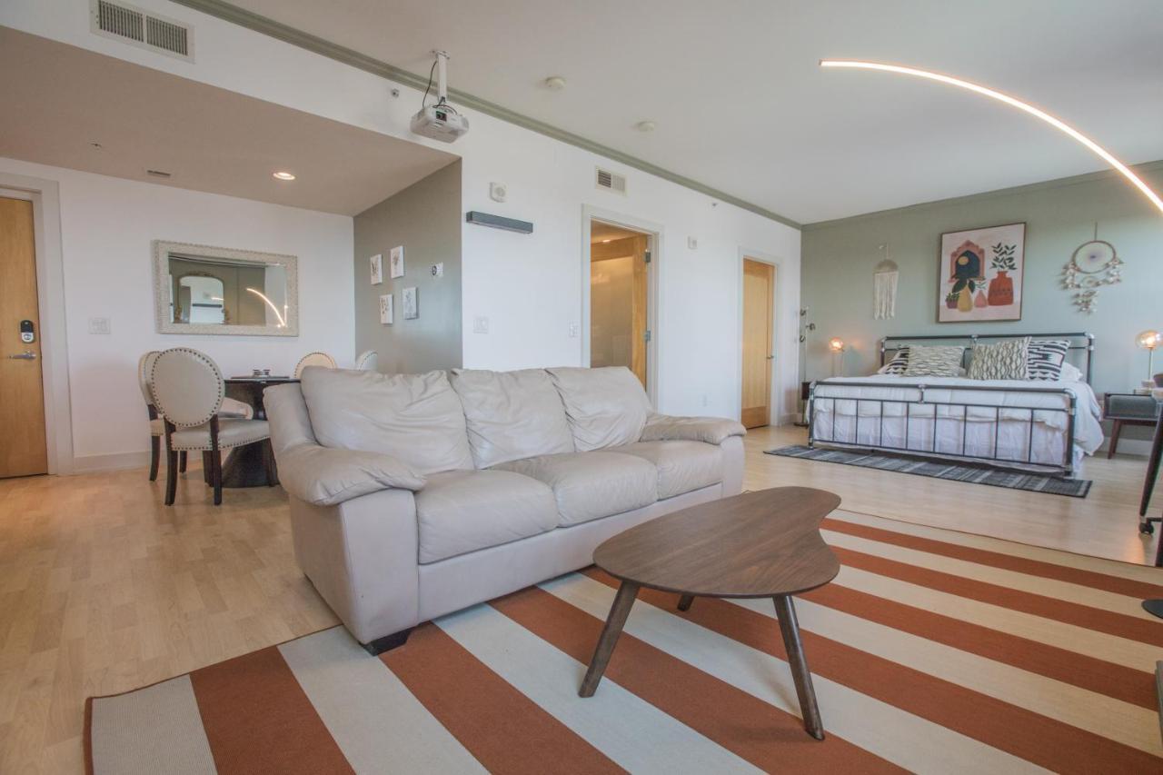 Designer Downtown Condo Suite - Splendid View Де-Мойн Экстерьер фото
